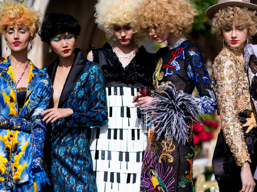 Kleidung und Haarfarbe?