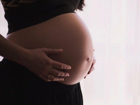 Haare färben in der Schwangerschaft: Wie gefährlich ist das für's Kind?